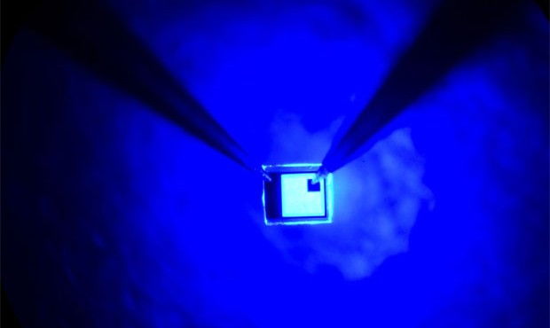 Foto mostra o laser azul que foi pesquisado por Shuji Nakamura