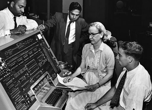 As mulheres desempenharam papéis essenciais e vitais ao longo da história da computação e da tecnologia, desde programadoras pioneiras como a Contra-Almirante Graça M. Hopper.
