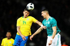 Jogador de futebol do Brasil jogando disputando bola com adversário