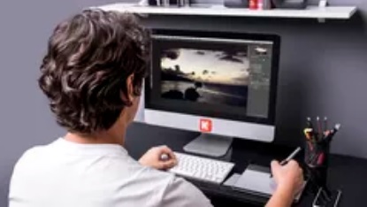 imagem de profissional editando imagem em frente de um computador