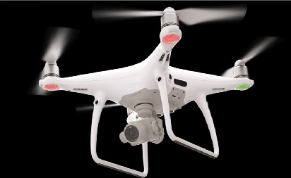 um drone rural cor branca com câmera e voando