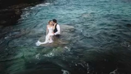 fotografia de casal de noivos em um rio