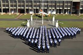 Formação militar com o símbolo da Aeronáutica