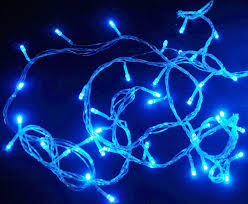 um cordão com lâmpadas led azuis