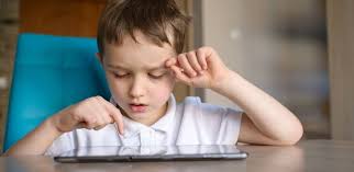 Criança autista digitando em tablet