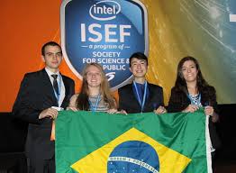 Participantes Brasileiros no Intel ISEF com a Bandeira do Brasil