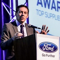 Sr. Steven Armstrong CEO Ford Europa em um púlpito