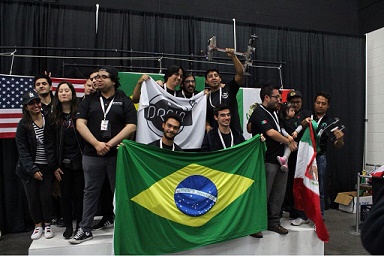 Equipe de robótica com bandeiras entre elas a do Brasil