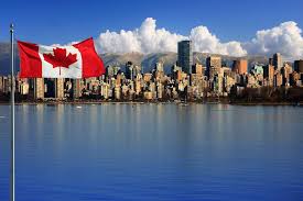 Lagoa com a bandeira e cidade canadense ao fundo
