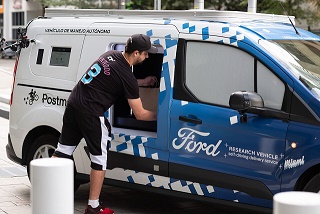 Motorista de entrega pegando produtos na Transit