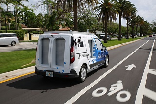 Ford Transit autônoma vista trazeira