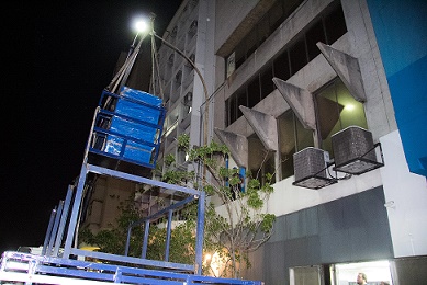 Data center içado e posicionado frente ao local 