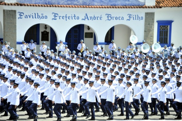 Formação cadetes na frente do quartel da FAB