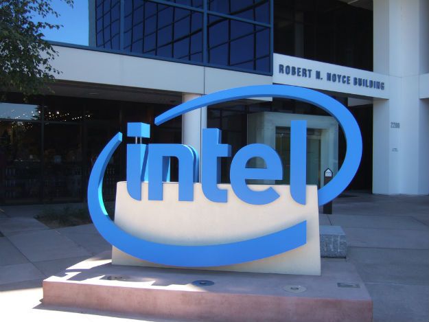 Logotipo da Intel em frente da fachada