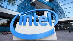 Logomarca da Intel diante de edifício 
