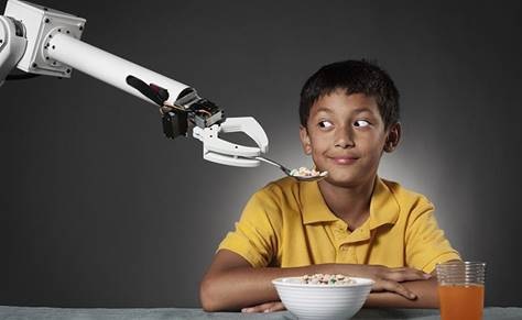 Braço de robô dando comida na boca de um garoto comida 3D