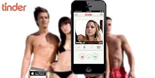 pessoas sem blusa ou camisa com smartphone com o Tinder