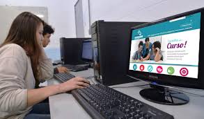 Pessoa em computador estudando na Escola do Trabalhador