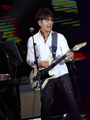 Shota Nakama tocndo guitarra