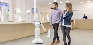 Robô concierge recepcionando um casal