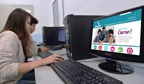 Moça estudando em PC 