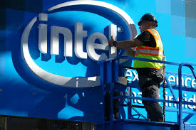 Homem instalado letreiro simbolo da Intel
