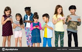 crianças usando smartphones