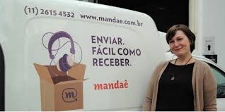 Moça e veículo do mandaê