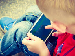 smartphone e garoto uso de smartphones por crianças
