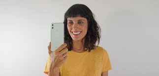 Moça fazendo selfie com motorola one