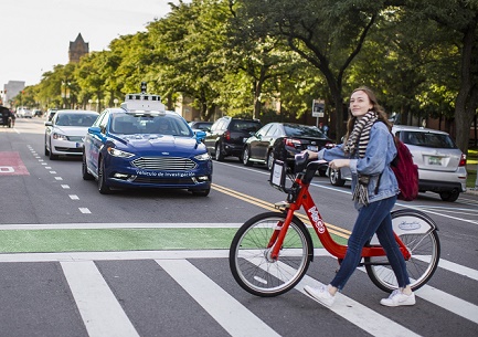 Moça atravessando faixa com bicicleta - Ford sinais