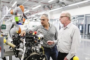 Tecnicos na fábrica do futuro