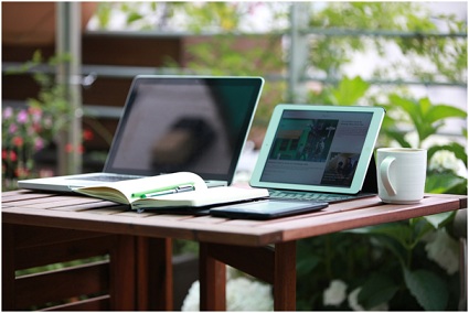 Mesa com notebook e tablet; 