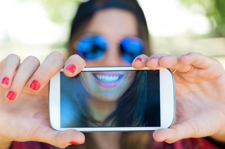 moça tirando selfie para perfil na web