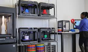 Moça com impressoras 3D