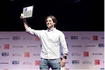 Rodrigo Galvão da Oracle recebendo prêmio