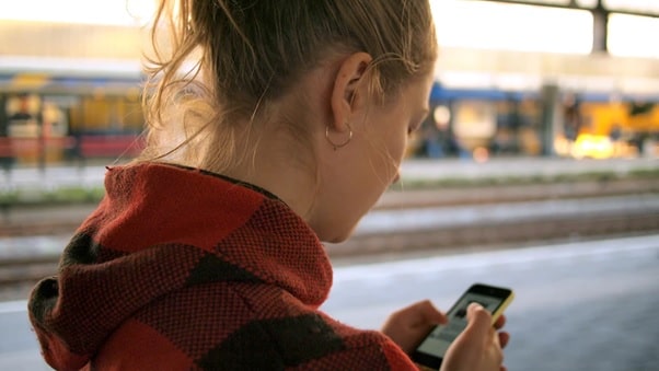 Mulher usando aplicativo de segurança no celular app segurança feminina