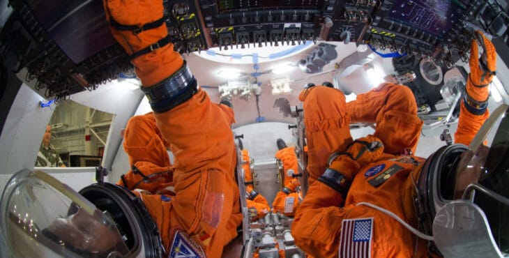 astronautas dentro do cockpit