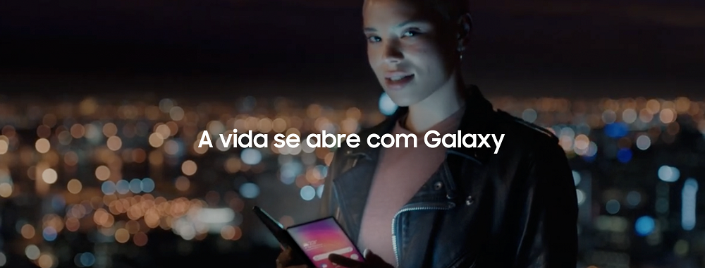 Mulher segura um smartphone Samsung