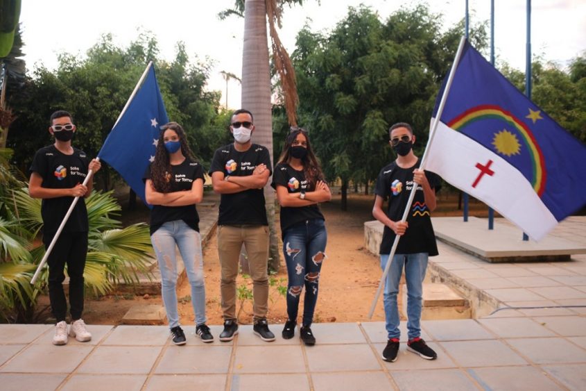 Grupo de alunos de Pernambuco vencedores do Solve For Tomorrow vestindo a camiseta do programa