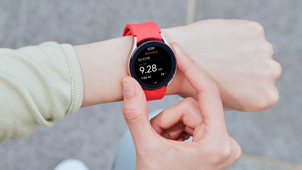 Usuário texta o smartwatch Galaxy Watch4