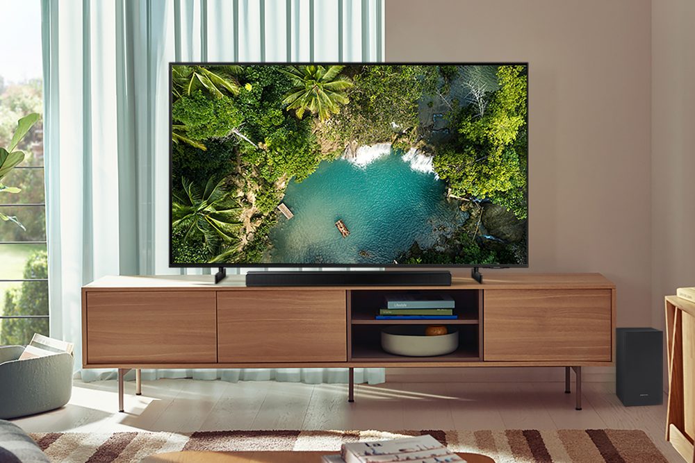 Foto de uma sala de estar com o aparelhoSoundbar HW-A555 instalado na TV Samsung