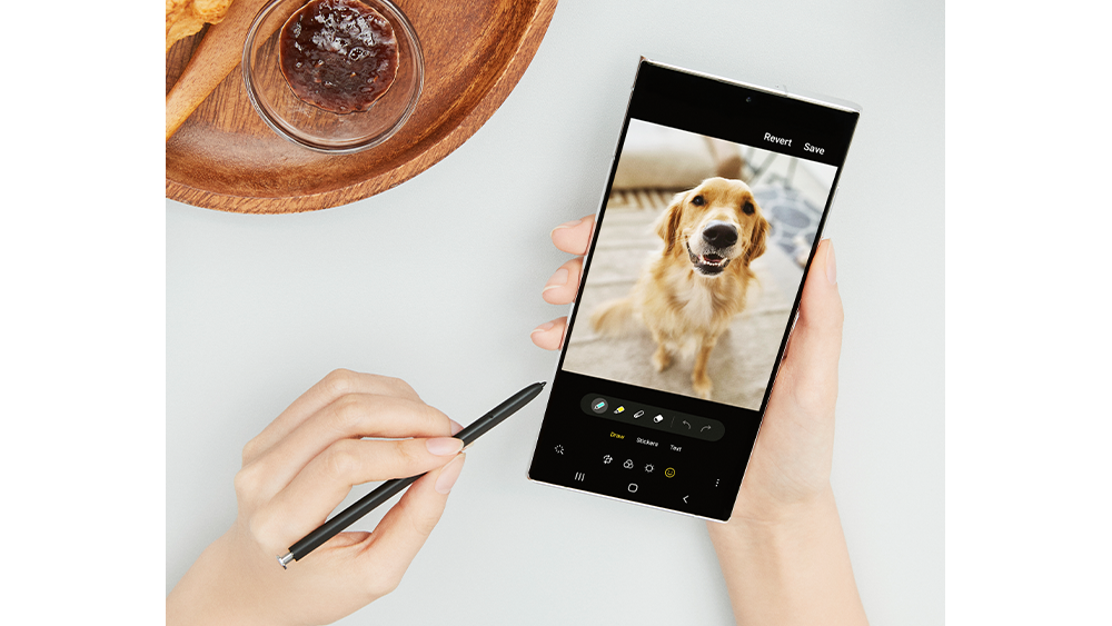 Figura de um cão na tela de um Galaxy S22 Ultra 5G