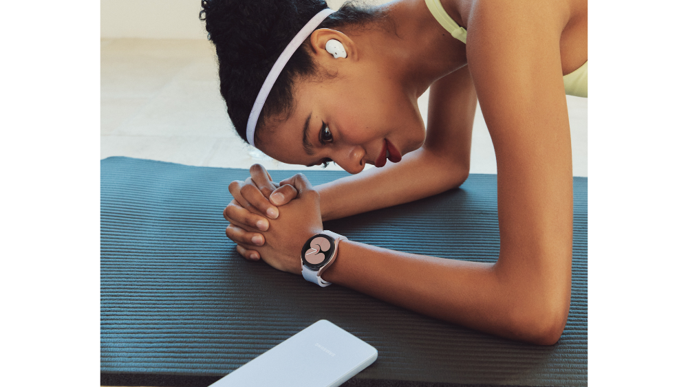 Mulher treina com um Galaxy Watch4 no pulso