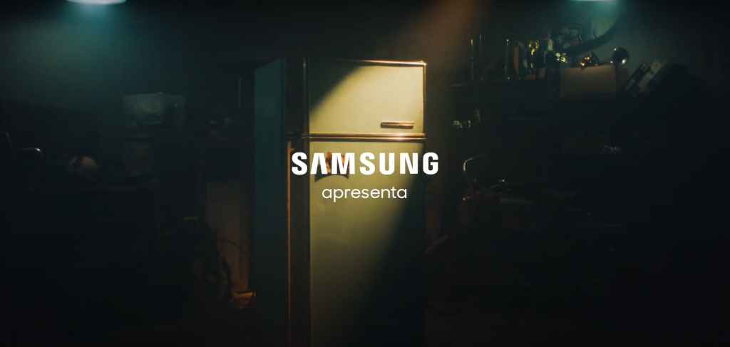Geladeira antiga em fundo escuro com a frase "Samsung apresenta"