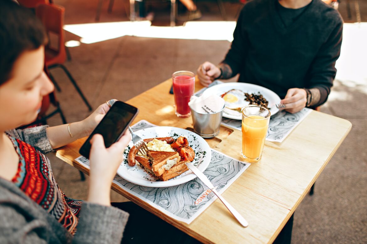 casal alimentando-se após comprar a refeição com o vale alimentação