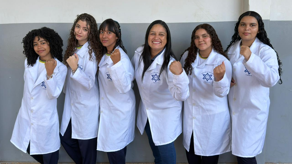 Finalistas do Solve for Tomorrow Brasil, alunas de Itumbiara (GO) usam extratos vegetais para combate ao Aedes aegypti