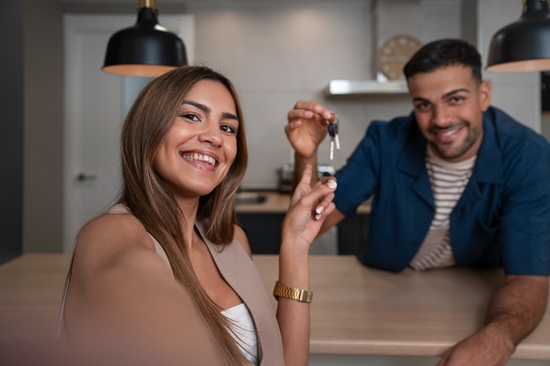 Casal compra casa