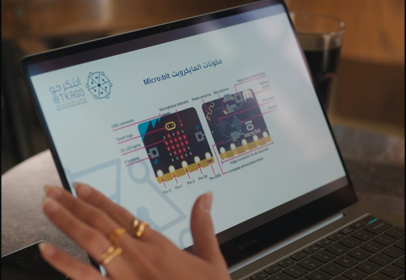 Tela de um notebook mostrando uma apresenta&ccedil;&atilde;o sobre programa&ccedil;&atilde;o micro:bit