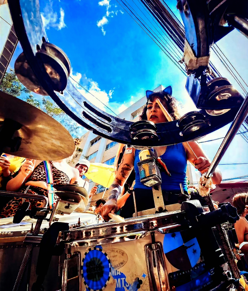 O melhor do Carnaval &eacute; #FeitoComGalaxy: Samsung convida foli&otilde;es a registrarem o Carnaval em cores azul e roxo